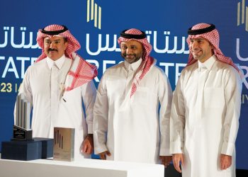 وزير الشؤون البلدية والقروية والإسكان يُكرّم البنك الأهلي السعودي لفوزه بجائزة أفضل برنامج تمويل عقاري بالمملكة