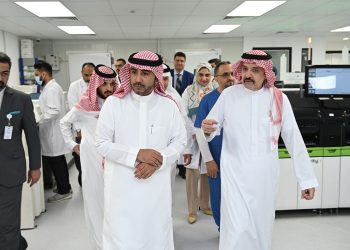 مستشار خادم الحرمين الأمير مشعل بن ماجد يزور مختبرات البرج ويشيد بتطور خدماتها