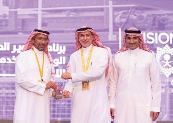 وزير الصناعة والثروة المعدنية يكرم بنك التنمية الاجتماعية على دوره لدعم برنامج “الألف ميل لريادة الأعمال”