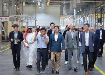 الرئيس التنفيذي يزور مصنع إل جي لحلول الهواء في المملكة العربية السعودية في تأكيد لالتزام الشركة بالجودة والابتكار