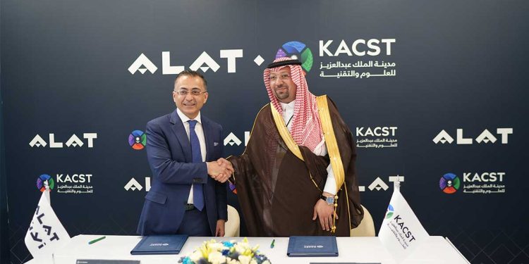 ضمن مؤتمر ليب شراكة بين “آلات” و”كاكست” لدعم منظومة أشباه الموصلات في المملكة