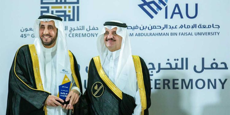 أمير المنطقة الشرقية يكرِّم شركة الجبر بعد رعايتها حفل خريجي جامعة الإمام عبدالرحمن