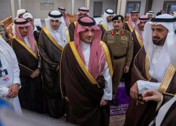 سمو وزير الداخلية يزور مشروع مخيمات عرفات المطورة ذات الدورين التابعة لـ “إثراء الخير”