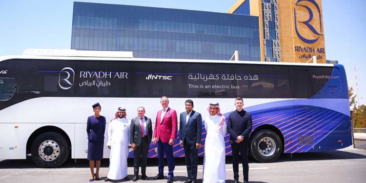 طيران الرياض يدعم الاستدامة عبر إطلاق أولى حافلاته الكهربائية بالتعاون مع الشركة الوطنية لحلول النقل