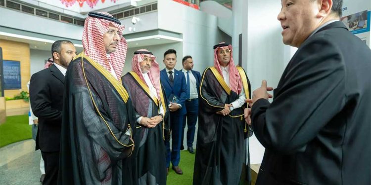 توسيع آفاق التعاون الصناعي والاستثماري بين المملكة وسنغافورة: وزير الصناعة في زيارة لتعميق الشراكات الاقتصادية