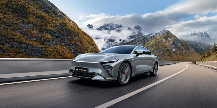 السيارة RX PHEV تذهل الجميع في ظهورها الأول حيث يعد دخول نموذج EXEED 2.0 المنتظر بداية عهد جديد في التنقل الأخضر