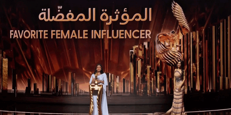الفتاة السعودية رتيل الشهري تحقق إنجازاً تاريخياً كأصغر فائزة بجائزة “أفضل مؤثرة” في العالم العربي بحفل جوائز “جوي”