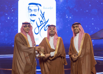 نائب أمير مكة يُتوّج مؤسسة صالح عبد الله كامل الإنسانية بجائزة مكة للتميّز في مسار التميّز الاجتماعي