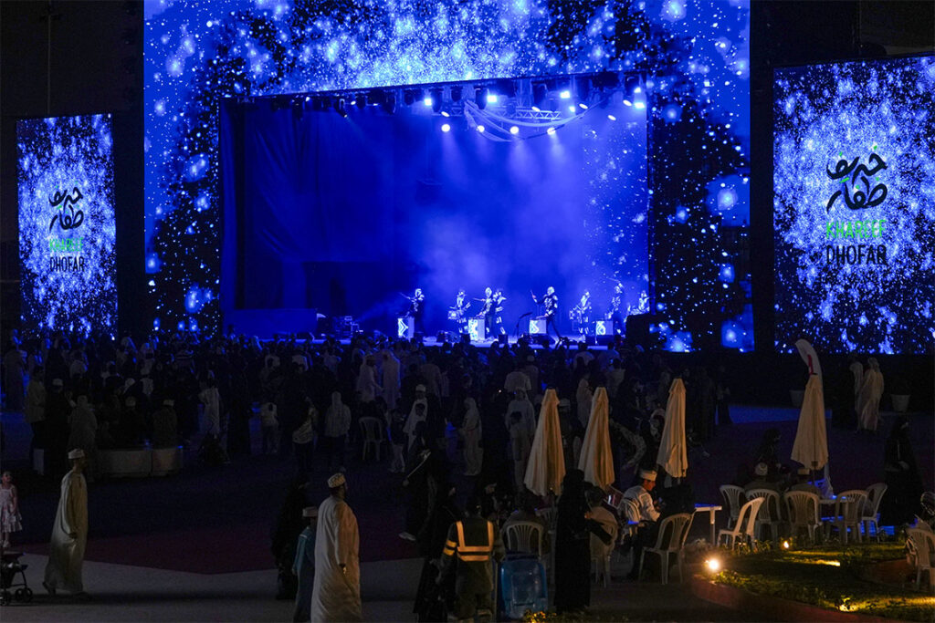 عروض الأكروبات وقوة النار ضمن البرنامج الفني اليومي بساحة أتين في موسم خريف ظفار
