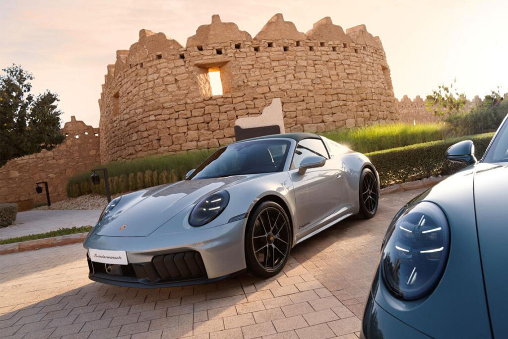سيارة بورشه Sonderwunsch 911 Targa Green Roof 2.0 بتصميمها المخصص.