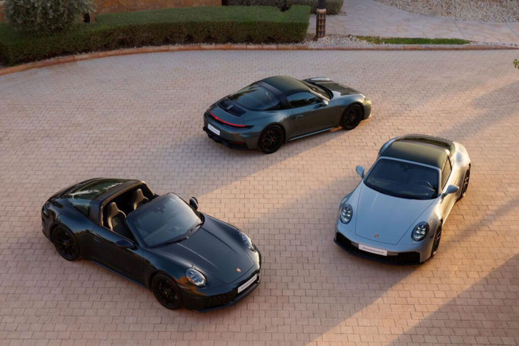 تفاصيل تصميم سيارة بورشه 911 Targa Green Roof 2.0 التي كشفت عنها بورشه السعودية.
