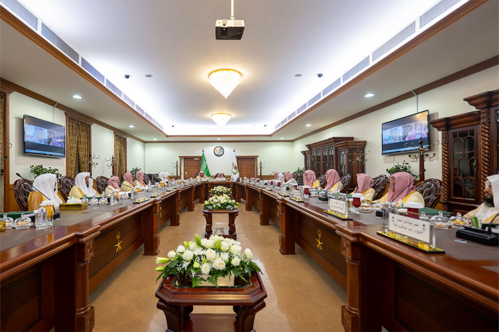 أعضاء هيئة كبار العلماء خلال جلسات الدورة التاسعة والتسعين بمقر الهيئة في محافظة الطائف