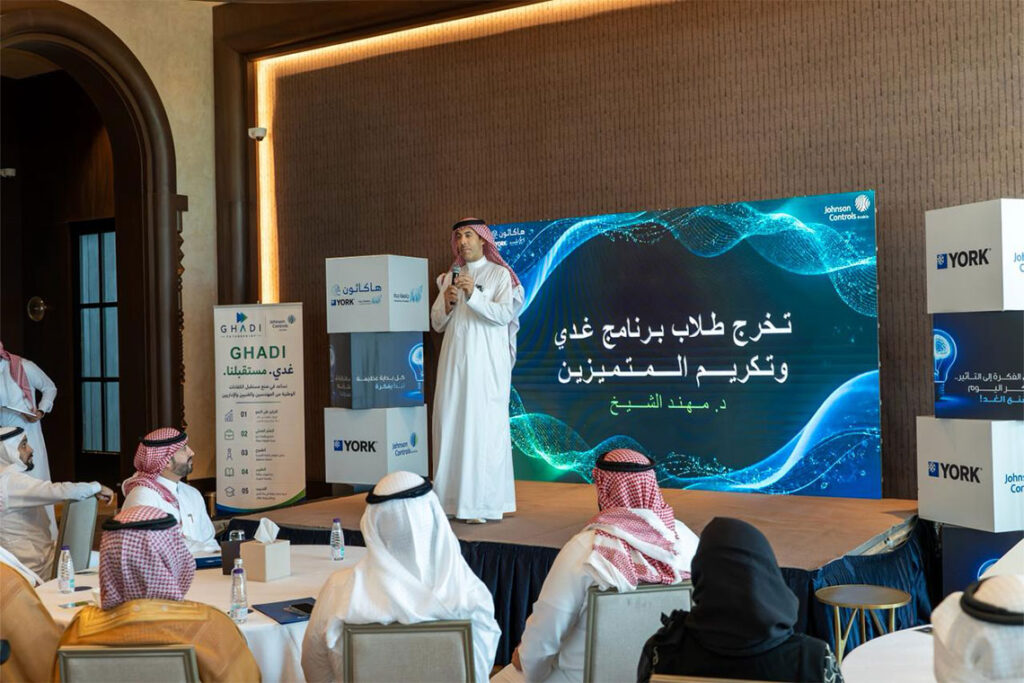 طلاب وطالبات يعملون على تطوير حلول هندسية لتحديات صناعية خلال فعاليات الهاكاثون