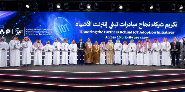 وزارة الاتصالات وهيئة الاتصالات وهيئة الحكومة الرقمية تُكرّم شركة HID لريادتها في مجال التحقق من الهوية الرقمية.