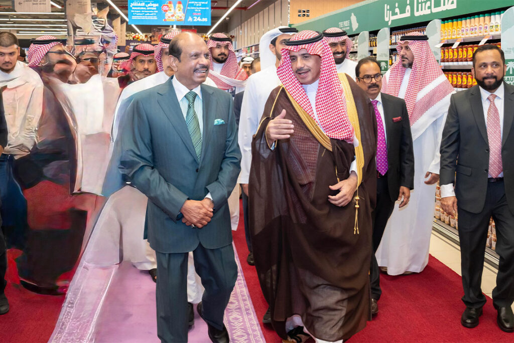 فهد عليان المغير نائب رئيس غرفة المدينة المنورة خلال افتتاح هايبرماركت لولو الجديد