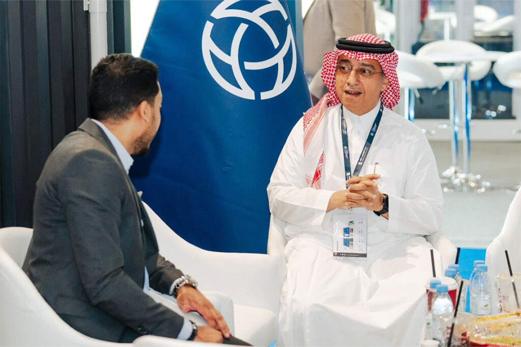 ماجد عبدالله القثمي خلال الحوار مع مجلة التجارة